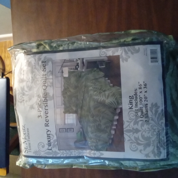 St Moritz 3 Piece Luxury Reversible Quilt Set - Picture 1 of 4